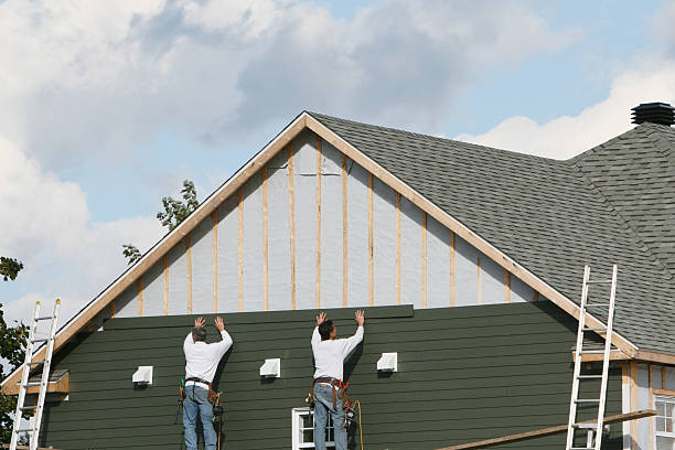 Professional Vinyl Siding technician working in Lowellville, OH